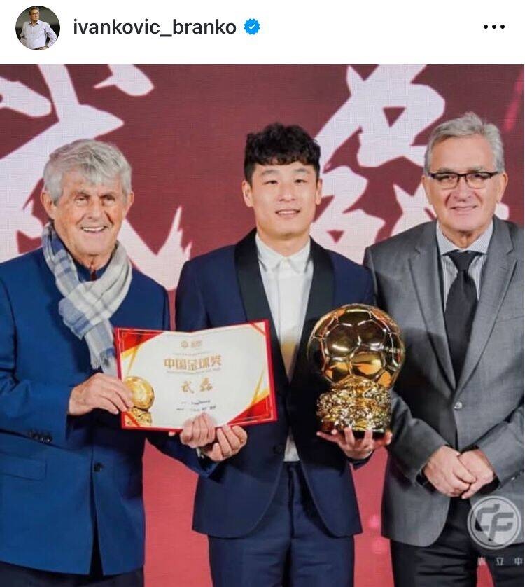  出席中國金球獎頒獎儀式，伊萬曬與武磊、米盧同框照片