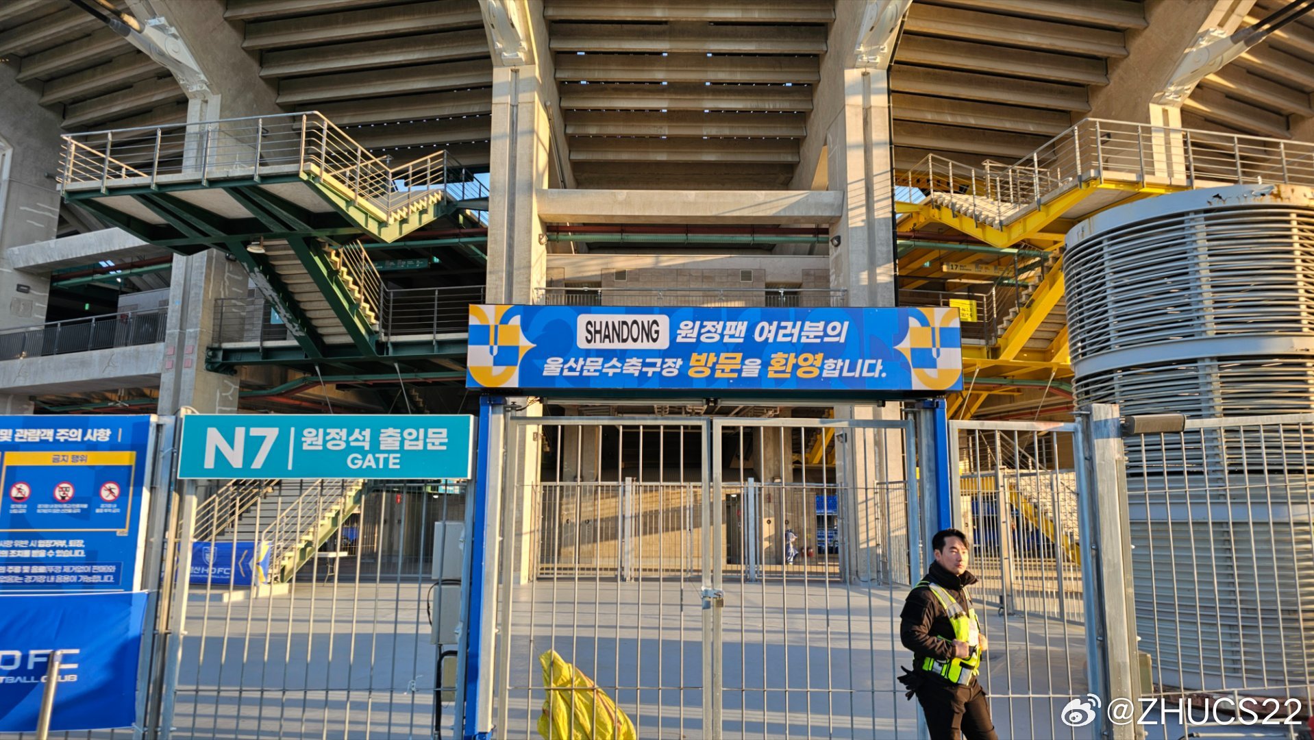  博主：蔚山現(xiàn)場(chǎng)工作人員、轉(zhuǎn)播車、安保在準(zhǔn)備撤場(chǎng)，場(chǎng)外一片安靜