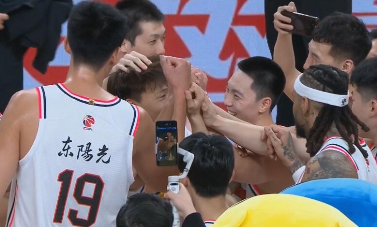  淚目！賽后廣東隊將趙睿圍在中間碰拳