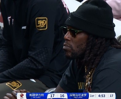  哦呦？你來了！新疆新外援哈雷爾場邊觀戰(zhàn)新疆主場vs深圳的比賽