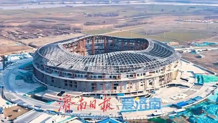  魯媒：戴上1.6萬噸“鋼鐵巨冠”，黃河體育中心球場(chǎng)完成屋蓋施工