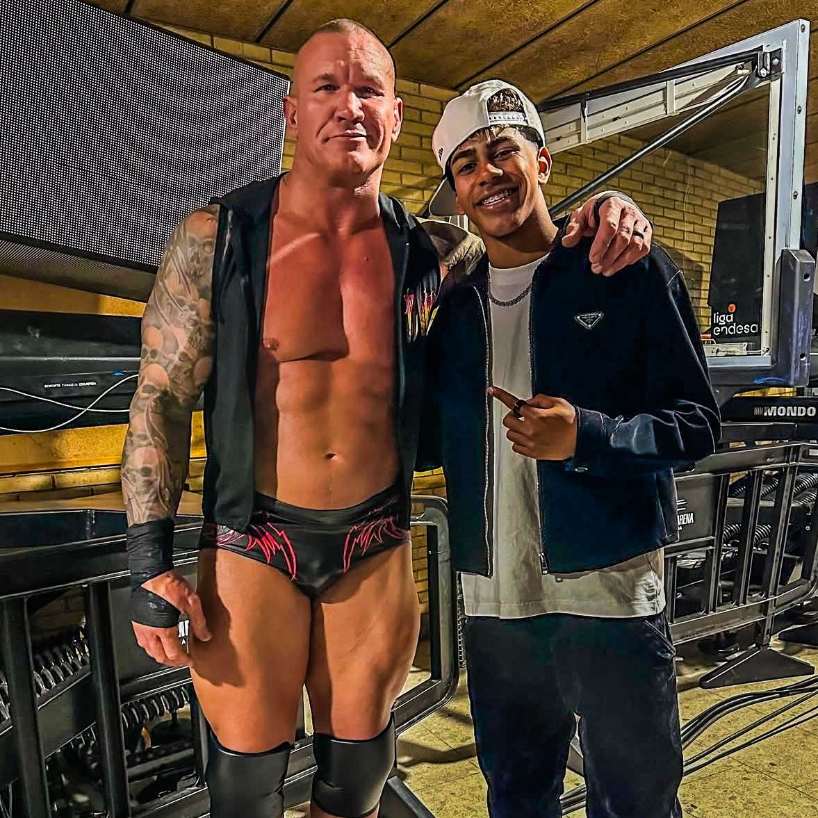  小心RKO！亞馬爾現(xiàn)場觀戰(zhàn)WWE，和奧爾頓、Triple H等合影