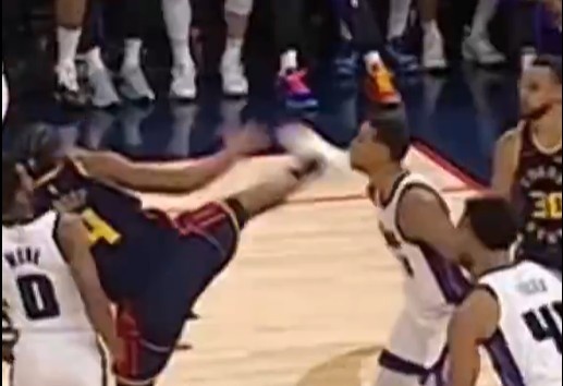  抬腳過高踢到了對手下巴！NBA官方：穆迪這一動作被判1級惡犯