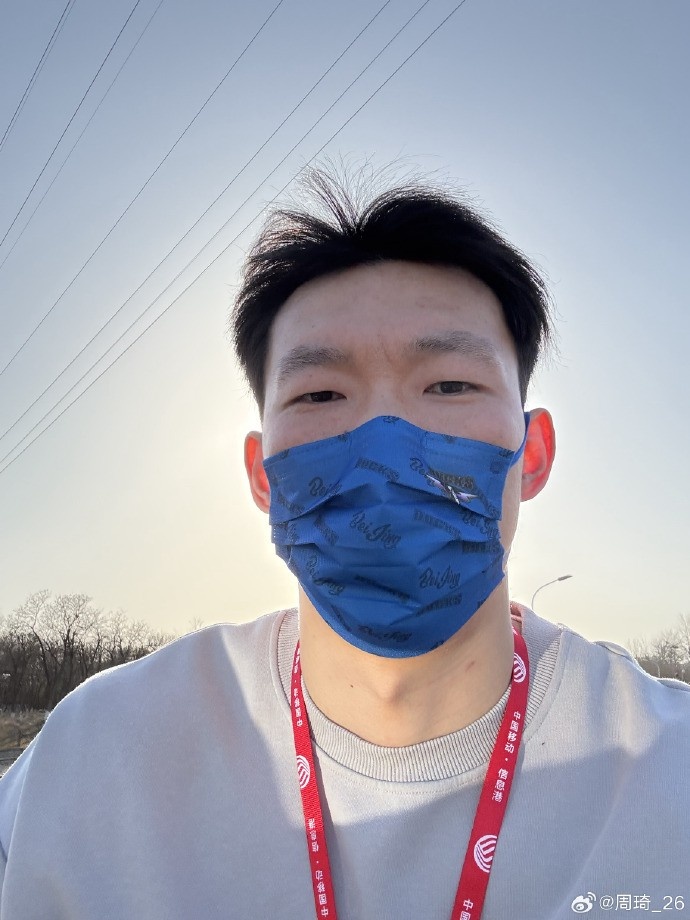  悠閑！周琦騎京牌電動車出行：太陽出來了 開京牌兜兜風(fēng)！