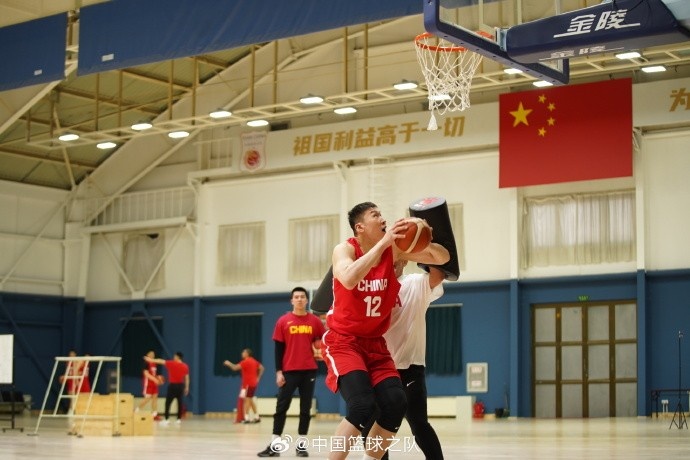  中國籃球之隊官博：大塊頭 大能量 祝李炎哲25歲生日快樂！