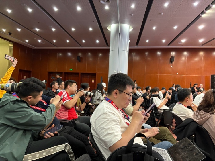  萬眾矚目！記者擠滿國足賽前新聞發(fā)布廳，賽場(chǎng)記者預(yù)計(jì)超300人