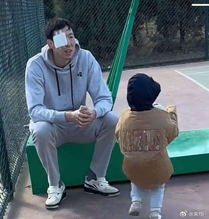 顧家好男人！記者曬出周琦手術(shù)后回歸家庭帶娃照片
