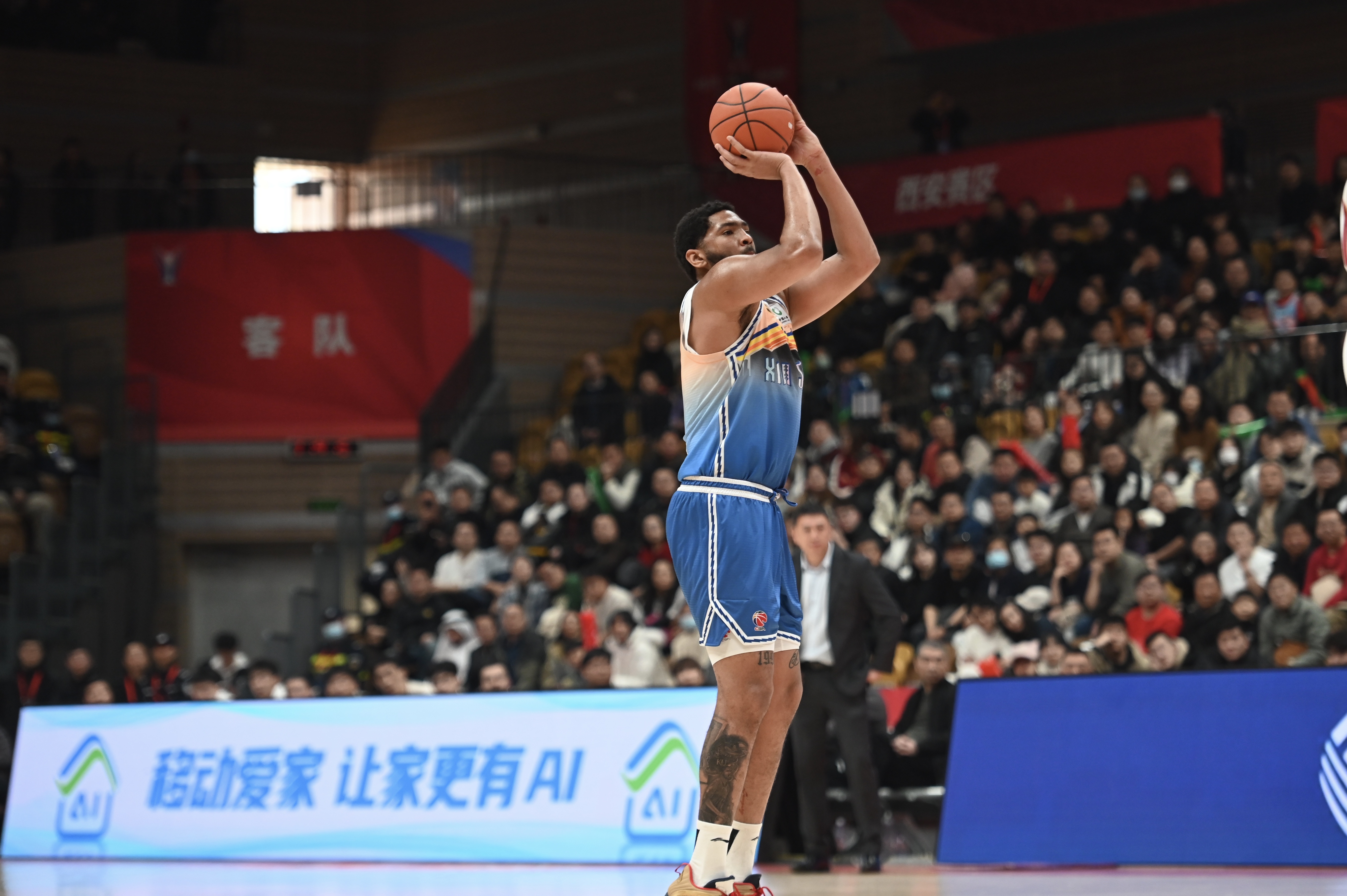  率先發(fā)力！新疆外援勞森首節(jié)7中5拿到11分 三分2中1